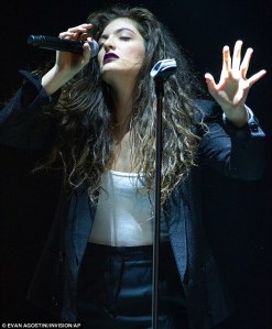 article-2577955-1C2E870300000578-161_634x766