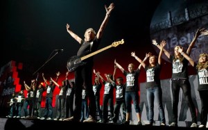 wall-tour-roger-waters-with-choir-another-brick-2